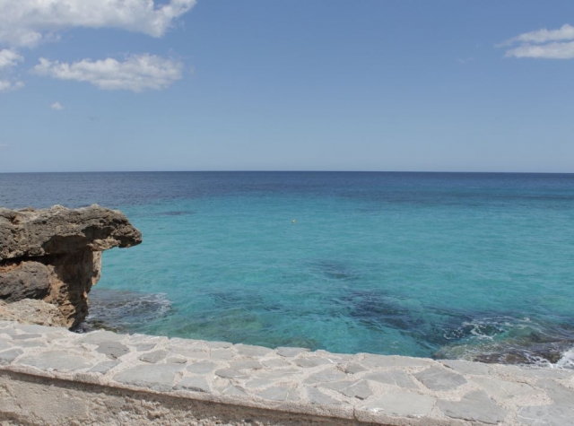 El mar desde el muelle de piedra
